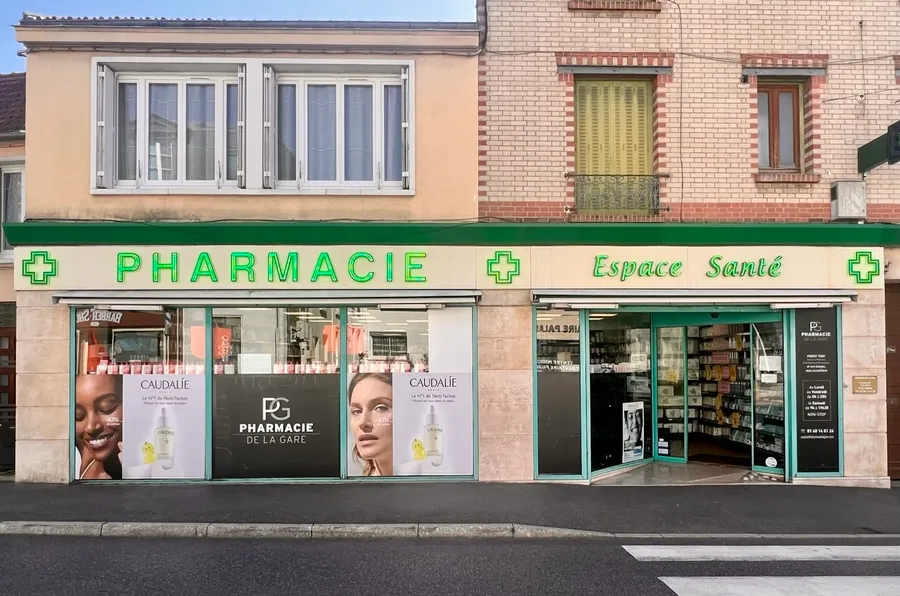 La devanture de la Pharmacie de la Gare, enseigne verte et vitrines, rue de Paris à Palaiseau