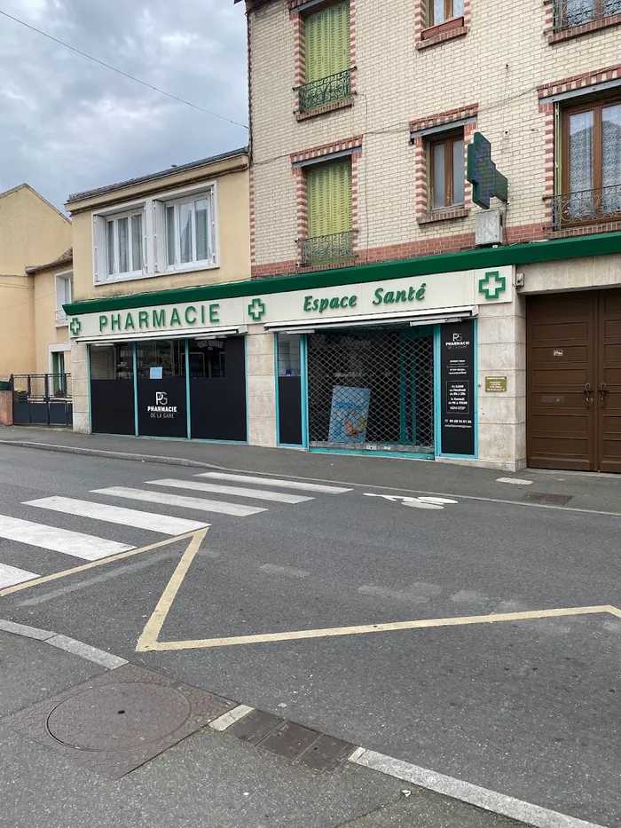 L’officine vue depuis la rue de Paris, avec le passage piéton devant l’entrée